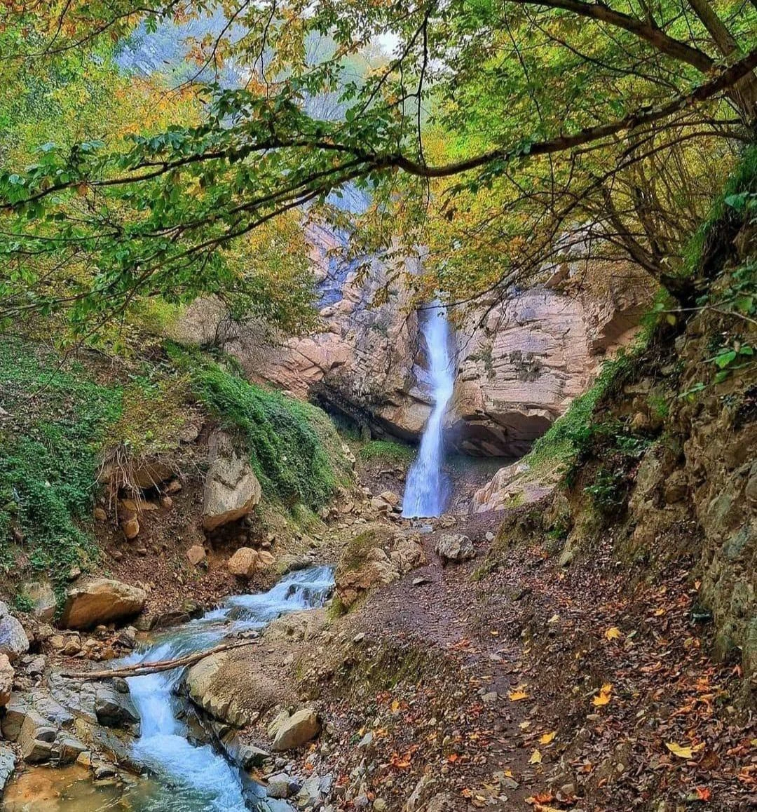 Cascadas Khareh Bu Trishom y la aldea Andareh