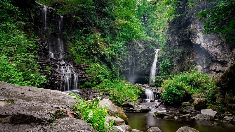 شلال الزمرد، مدينة حويق، قرية زمرد