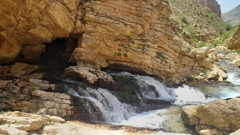غار سر نی روستای درخت جوز نیشابور