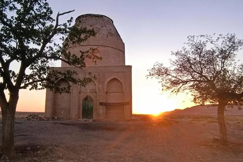 Le tombeau de Khwaja Najm al-Din Kubra à Zirabad