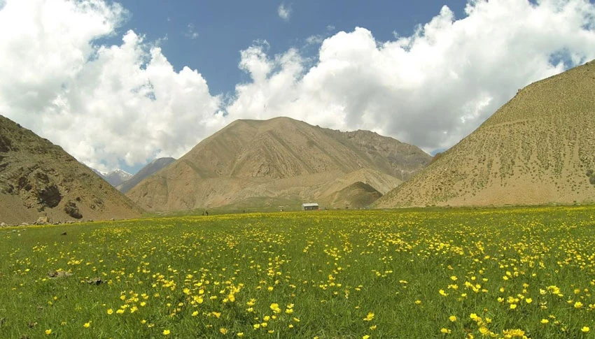 Plaine et cascade de Daryuk Amol