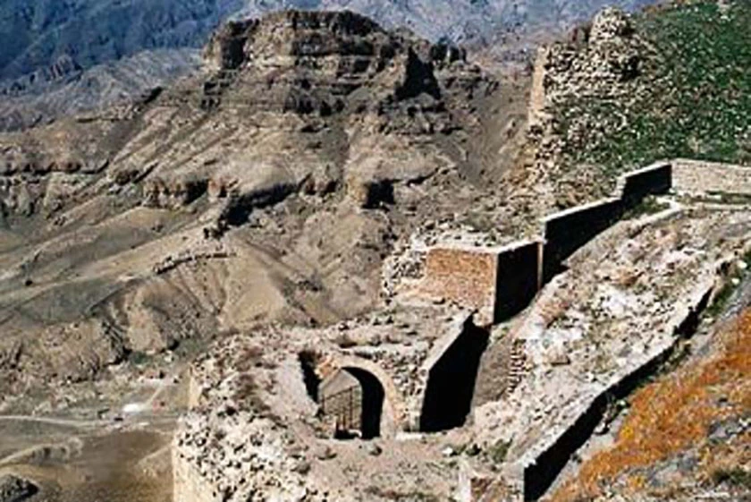 قلعه سنگی باشقورتاران کبودرآهنگ