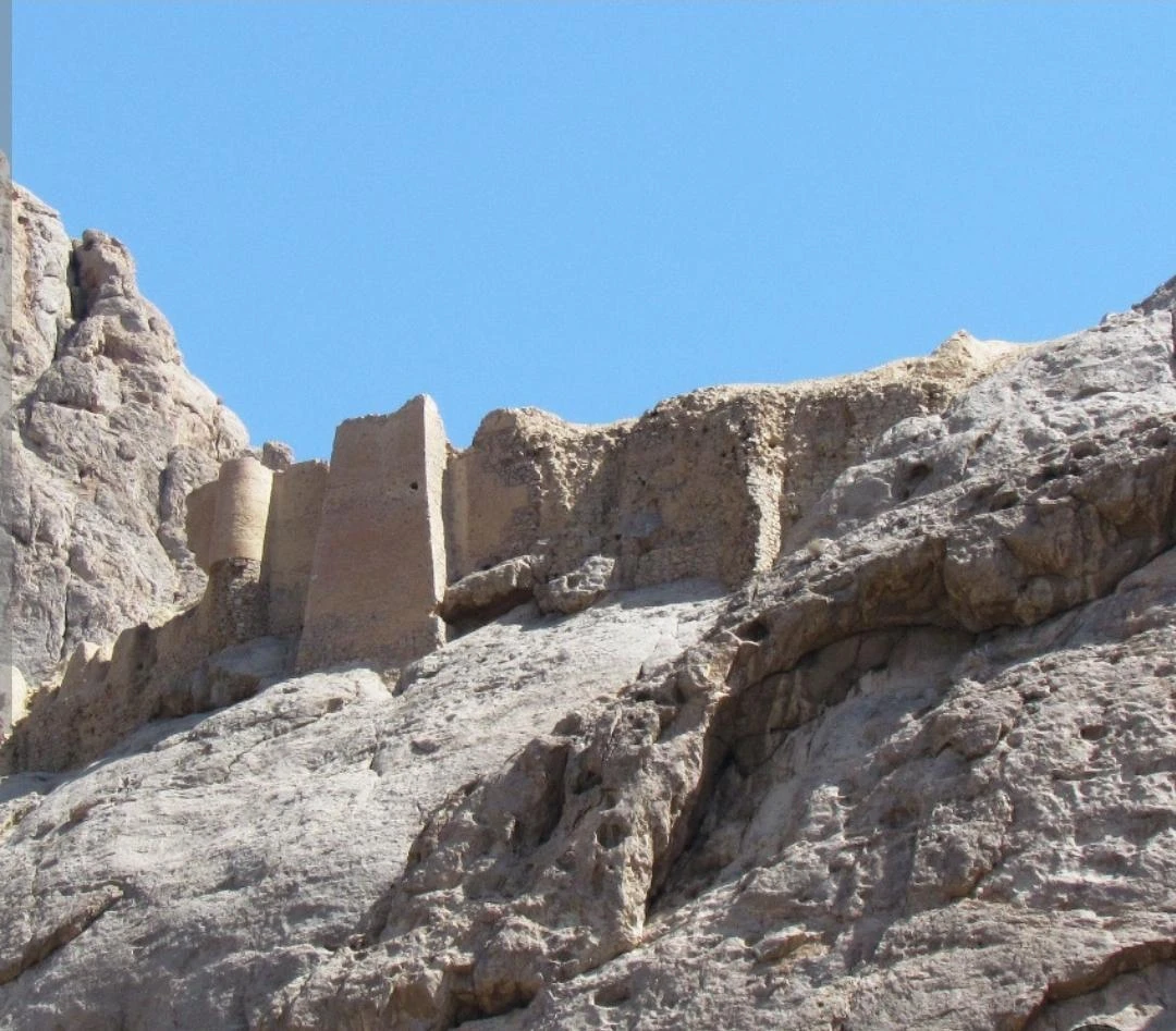 غارهای تاریخی قلعه بزی حسن آباد مبارکه