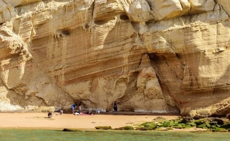 Mother and Daughter Rock of Ghil, Hengam Island