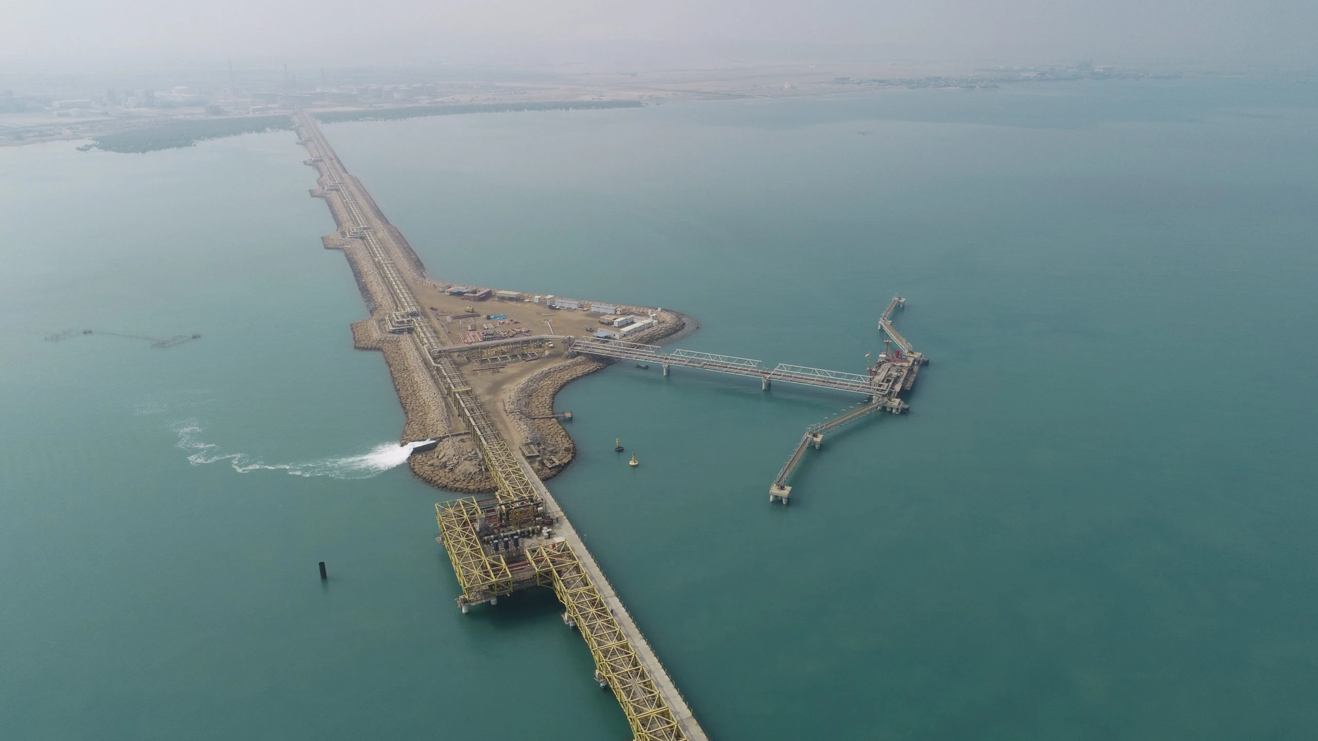 القرية ورصيف طبل في قشم