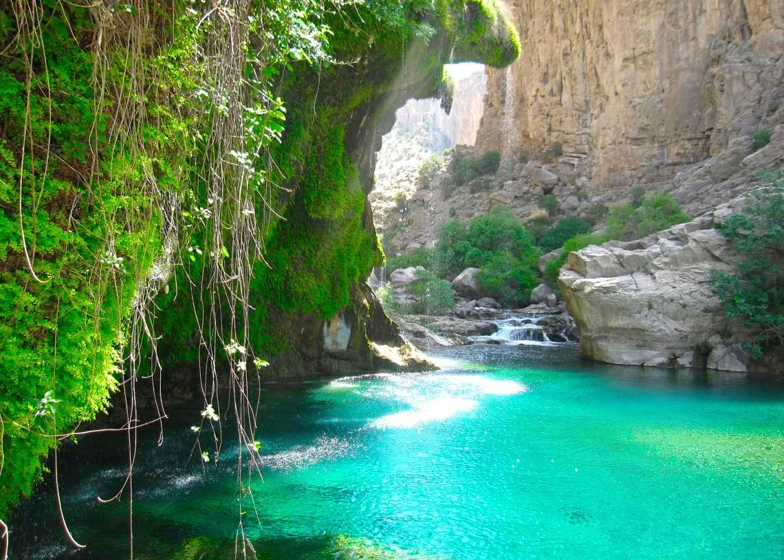 آبشار و تنگ براق اقلید