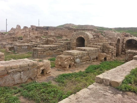 غار ، رودخانه و قلعه لادیز میرجاوه